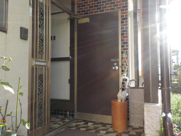 玄関ドア改修・玄関袖壁張替え・タイル工事（玄関部・ポーチ床部）　施工前画像